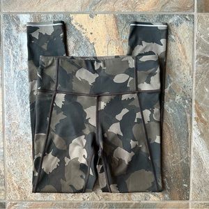 Athleta Run Free Camo 7/8 Tight Leggings Arbor Olive Women’s Size XXS